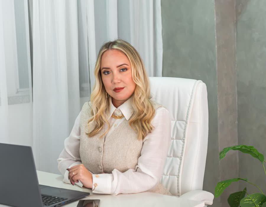 Kelly Vial em seu escritório